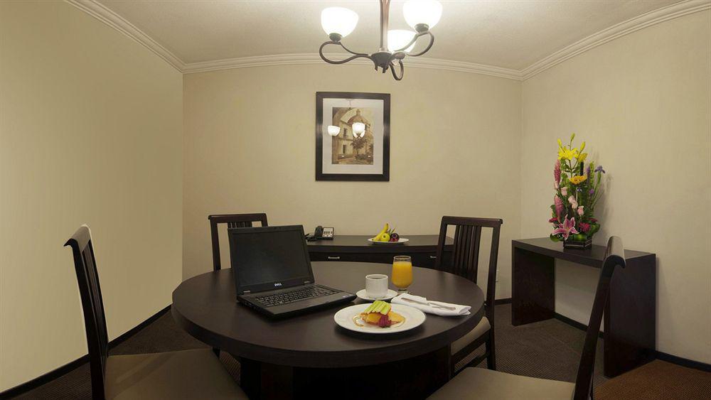 Fiesta Inn Toluca Centro Ngoại thất bức ảnh